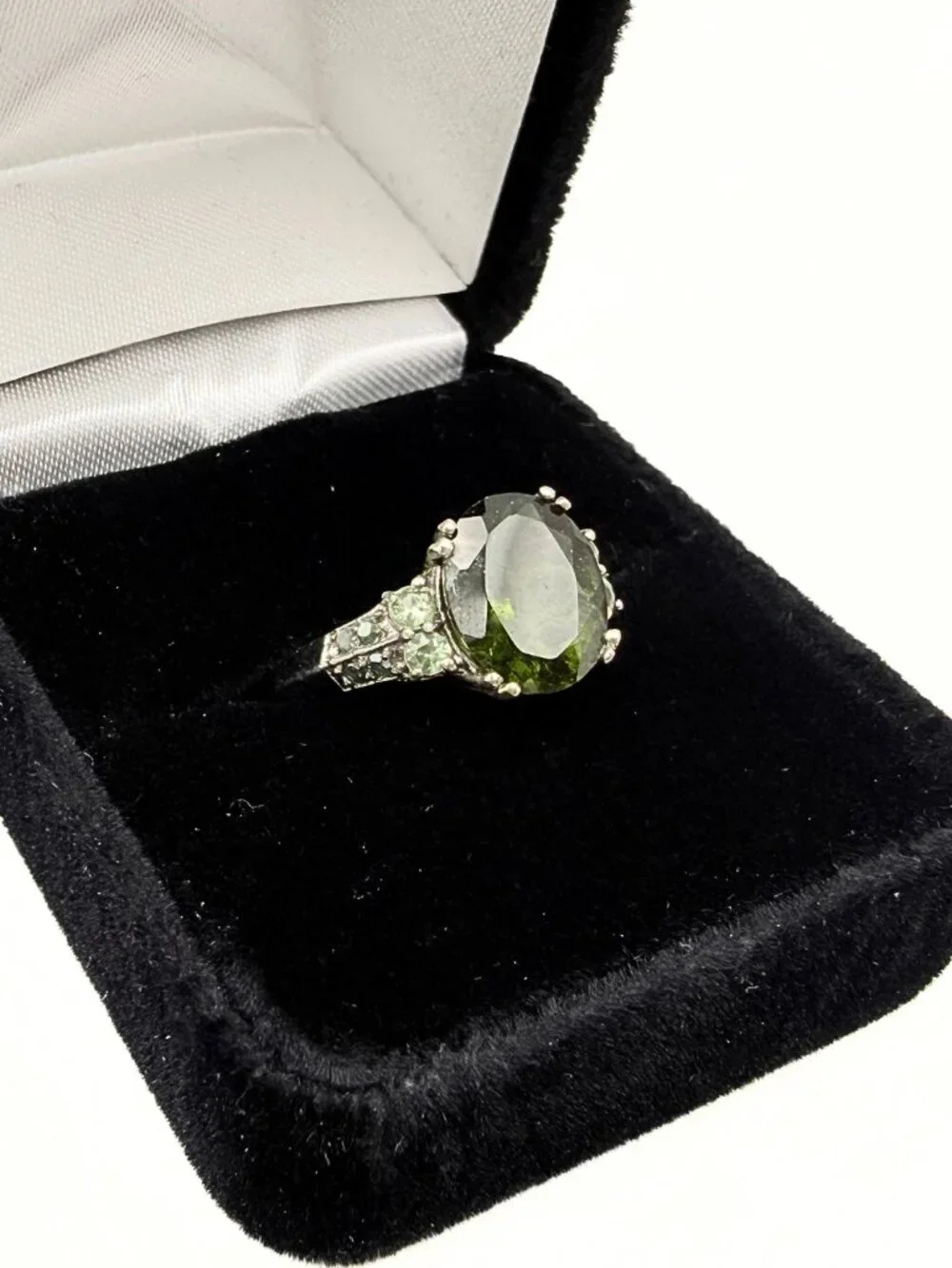 Contemporary Marked Sterling Silver Green Oval Faceted Glass Cocktail Ring Sz 8